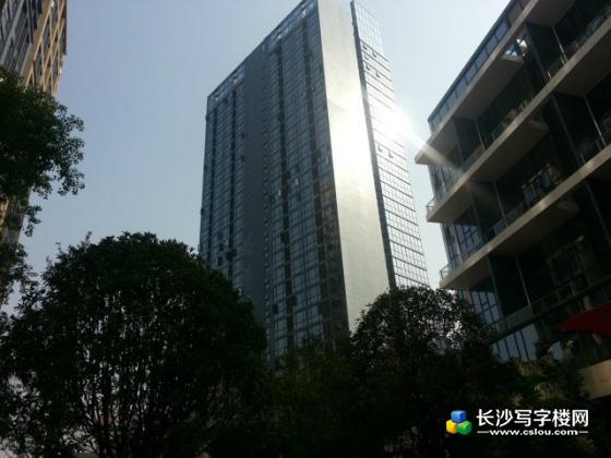 德思勤城市广场位于长沙韶山南路与湘府东路的交汇处,省府CBD红星商圈核心,坐拥三高铁双地铁枢纽优势,项目占地面积550亩,规划总建筑面积156万。涵盖4个大型购物中心(包括湖南最大的20万平米四季汇购物中心)、2家国际超五星级酒店(包括全球TOP10美国凯悦)、14栋甲级写字楼、三大主题商业街(包括长沙最长的900米苹果时尚步行街)、卫视直播中心、4D及imax影院、长沙首座顶级城市会所、国际学校等诸多业态,规划有44万平米近10000个停车位,成为继全球都市综合体标杆拉斯维加斯City Center之后
