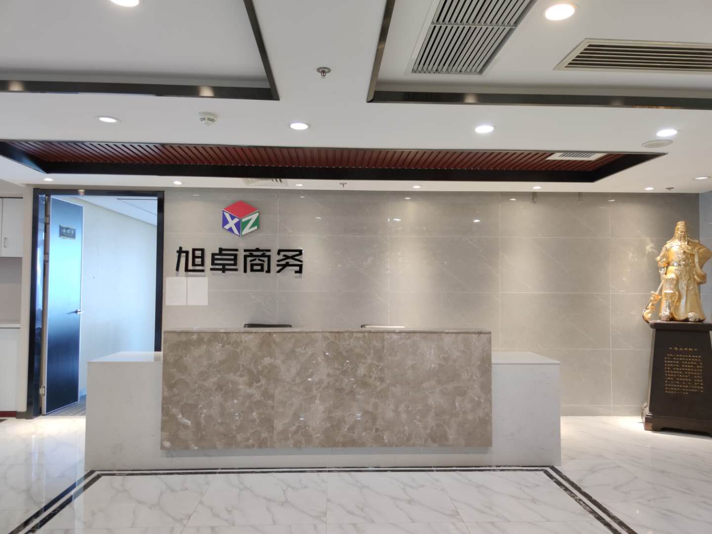 开福区湘江中路万达广场电梯口428平精装带办公家具