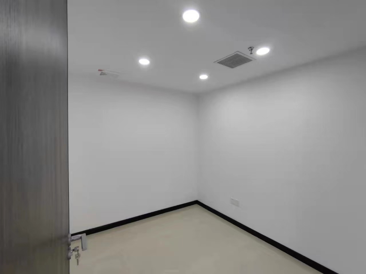 地铁口 中天行政公馆208平精装带家具 三加一格局